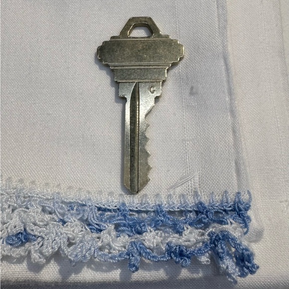 VINTAGE EMBROIDERED PILLOWCASES - Picture 6 of 6